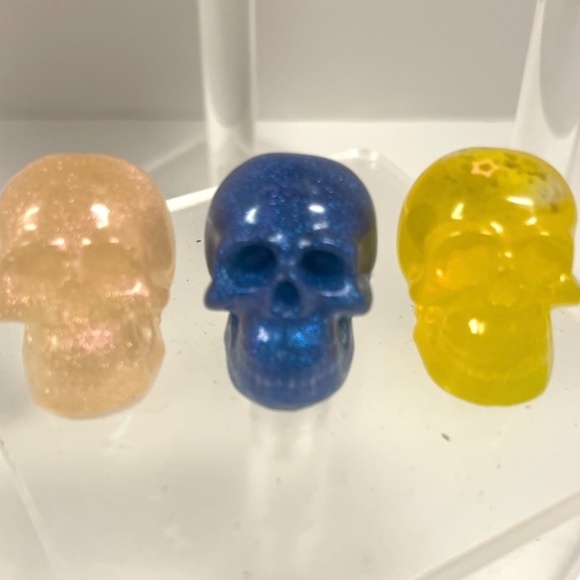 Hand Crafted Resin Glittering Multicolor Large Skull with 3 Small Skulls A - Picture 3 of 8